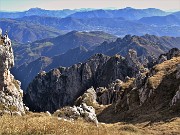 38 Canaloni tra roccioni, pareti, guglie, pinnacoli sul vesante est roccioso verso la Val del Riso